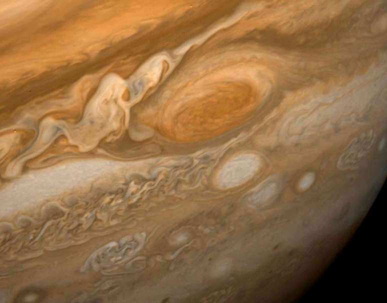 Uma imagem tirada de J&uacute;piter pela Voyager 1. Observe a Grande Mancha Vermelha, uma tempestade grande o suficiente para conter tr&ecirc;s Terras.