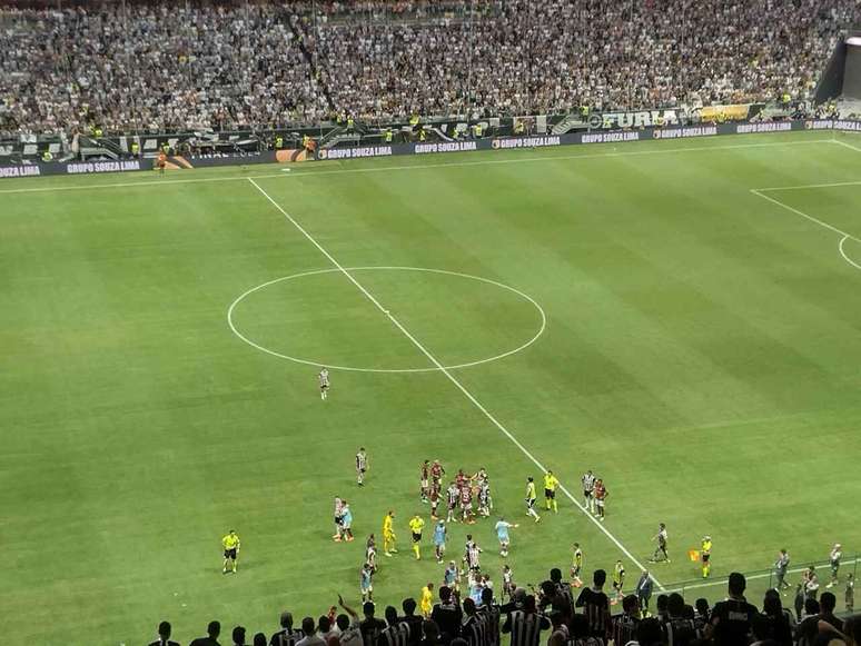 Fotógrafo acabou atingido por uma bomba arremessada por torcedores do Atlético-MG após o gol do Flamengo –