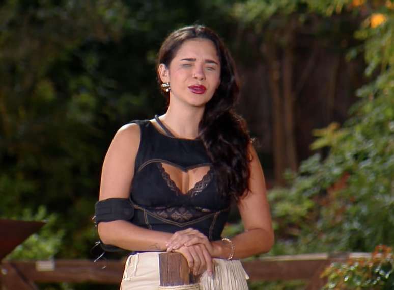 Gizelly asks for scissors to mutilate herself in “A Fazenda” Gizelly asks for scissors to mutilate herself in “A Fazenda”
