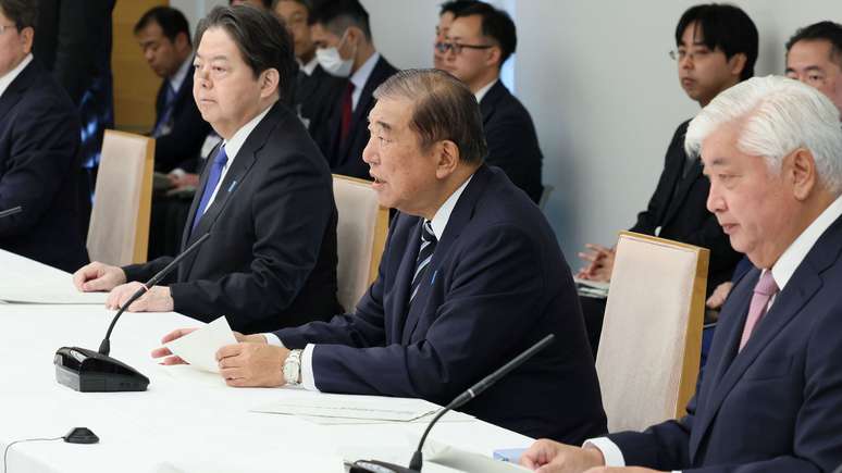 Shigeru Ishiba (ao centro) foi reeleito primeiro