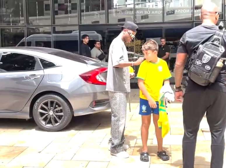 Logo depois de receber a &lsquo;Bola de Ouro&rsquo; de jovem torcedor, Vini Jr tamb&eacute;m autografou camisas da Sele&ccedil;&atilde;o Brasileira &ndash; Reprodu&ccedil;&atilde;o