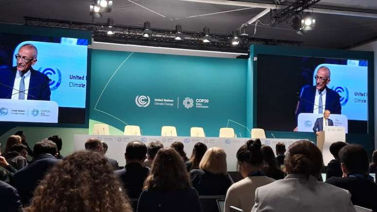 John Podesta durante discurso e coletiva de imprensa no primeiro dia da COP 29
