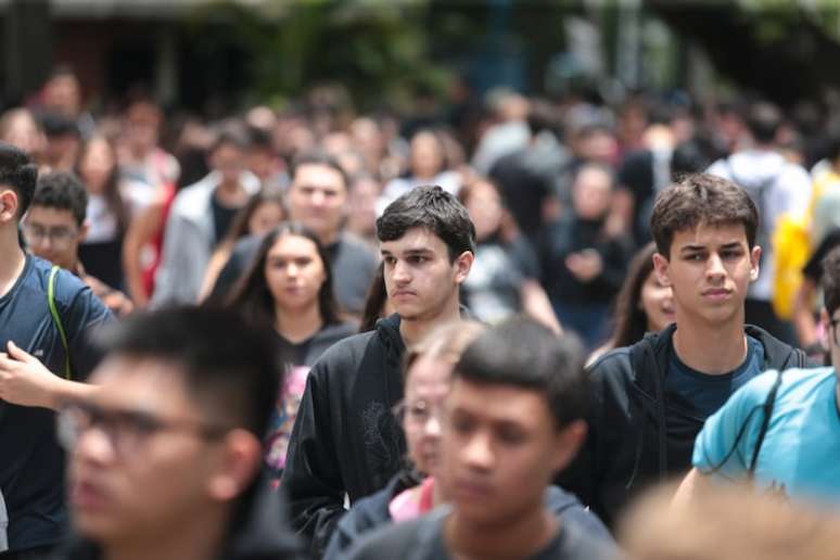 Estudantes chegam para fazer o Enem na Mooca, zona leste de S&atilde;o Paulo; segunda dia do exame teve quest&otilde;es de Matem&aacute;tica e Ci&ecirc;ncias da Natureza.