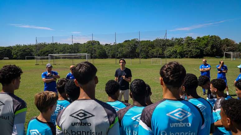 Geromel visita atletas do Grêmio Sub-15 no CFT Presidente Hélio Dourado