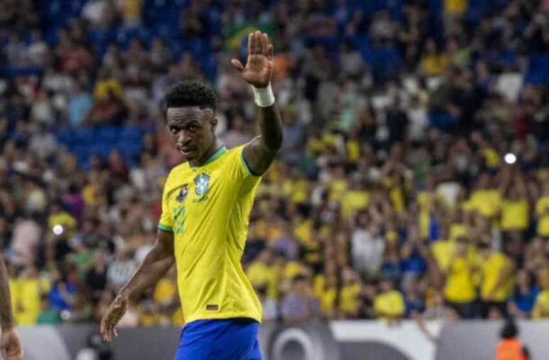 Logo depois de receber a &lsquo;Bola de Ouro&rsquo; de jovem torcedor, Vini Jr tamb&eacute;m autografou camisas da Sele&ccedil;&atilde;o Brasileira &ndash; Reprodu&ccedil;&atilde;o