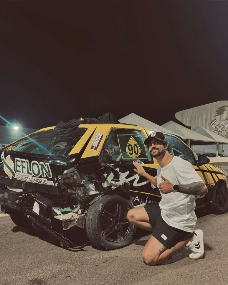 Caio Castro mostra carro batido ap&oacute;s prova de automobilismo - Reprodu&ccedil;&atilde;o / Instagram