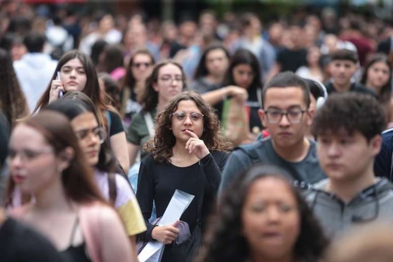 Estudantes chegam para fazer o Enem na Mooca, zona leste de S&atilde;o Paulo; segunda dia do exame teve quest&otilde;es de Matem&aacute;tica e Ci&ecirc;ncias da Natureza.