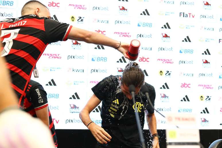 Filipe Luís, técnico do Flamengo comemora título