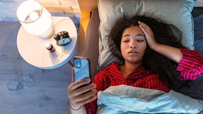 Pesquisadores analisaram mais de 50 anos de pesquisa sobre priva&ccedil;&atilde;o de sono e humor e descobriram que ambos os temas est&atilde;o interligados