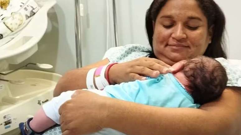 O site da Cl&iacute;nica Mayo definiu macrossomia fetal como a altera&ccedil;&atilde;o anormal de peso, considerando os padr&otilde;es normais para um beb&ecirc; rec&eacute;m