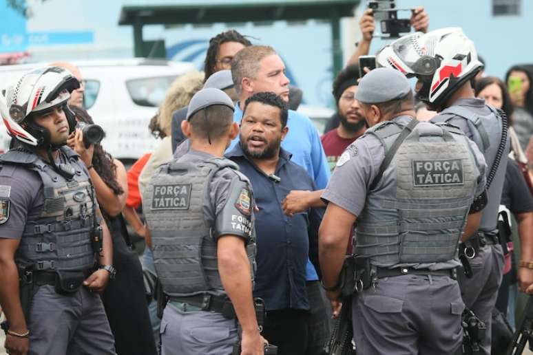 Santos (SP), 07/11/2024 -EXCLUSIVO EMBAGADO METROPOLE ENTERRO RYAN ANDRADE Enterro do menino Ryan Andrade Santos, de 4 anos, que morreu baleado apos uma acao da PM no Morro Sao Bento, em Santos-sp NA FOTO Na foto Corregedor da poliia militar Claudio Aparecido da Silva. conversa com policiais FOTO Fernanda Luz/Estadao