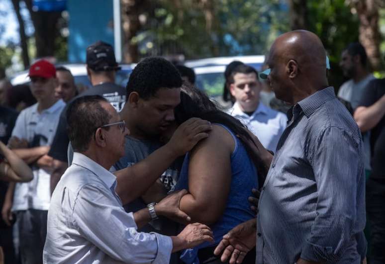 Familiares no enterro do motorista de aplicativo Celso Ara&uacute;jo, 41 anos, atingido por tiros no aeroporto de Guarulhos na execu&ccedil;&atilde;o do delator do PCC, o empres&aacute;rio Ant&ocirc;nio Vinicius Lopes Gritzbach