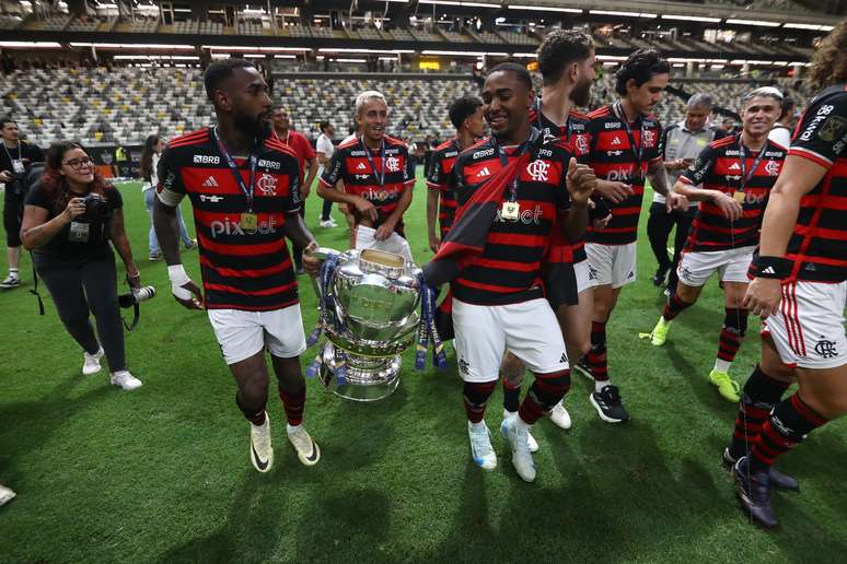 Gerson levantou a ta&ccedil;a da quinta conquista do Flamengo 