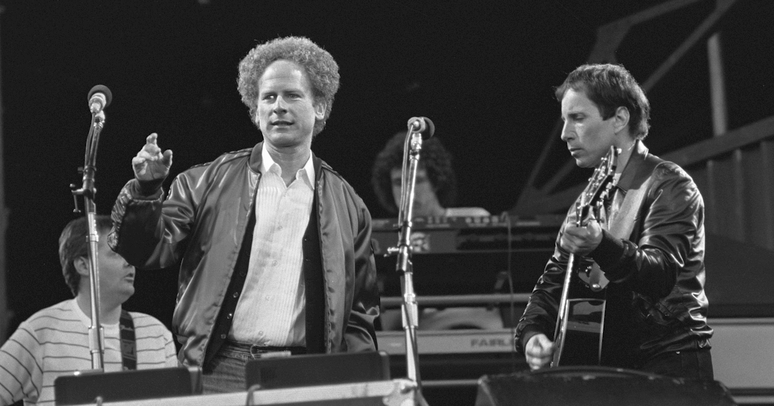 Paul Simon e Art Garfunkel encerram rivalidade após reunião "emocionante"