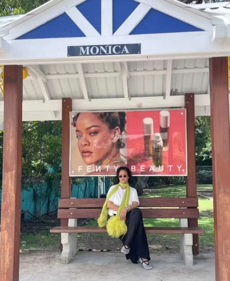 Rihanna posou em um ponto de &ocirc;nibus para divulgar sua marca de maquiagem, Fenty Beauty.