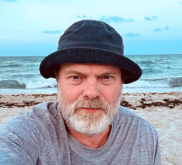 Rainn Wilson, conhecido por interpretar Dwight na s&eacute;rie The Office, mostrou o estado de sua casa ap&oacute;s um inc&ecirc;ndio florestal atingir seu bairro em Ventura, no norte de Los Angeles, nos Estados Unidos.