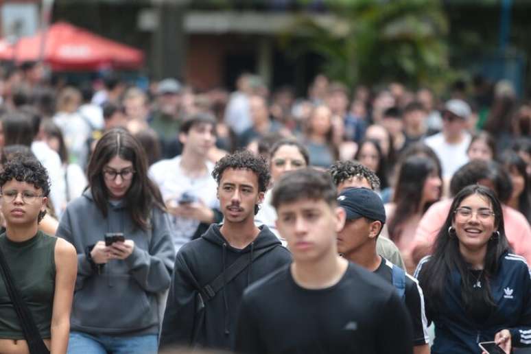 Estudantes chegam para fazer o Enem na Mooca, zona leste de São Paulo; segunda dia do exame teve questões de Matemática e Ciências da Natureza.