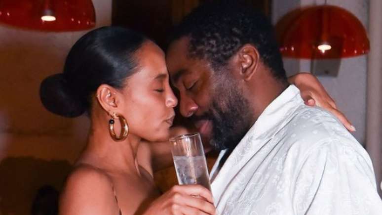 L&aacute;zaro Ramos exp&otilde;e detalhes da vida sexual com Ta&iacute;s Ara&uacute;jo: &lsquo;Marca dia, hora e lugar&rsquo;