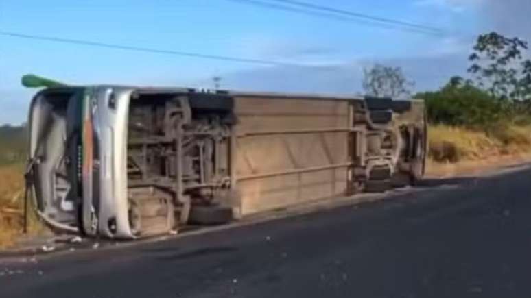 &Ocirc;nibus tombou na BR