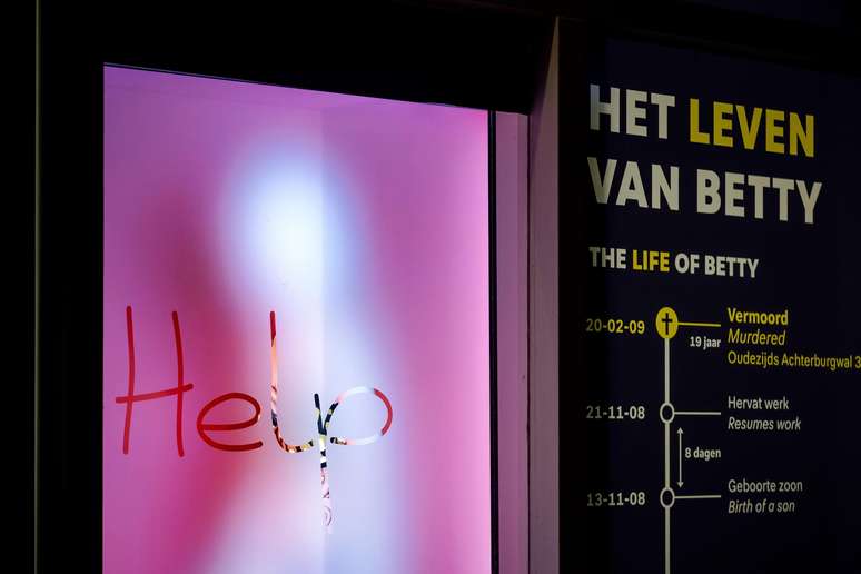 O holograma de Betty Szabo escreve a palavra help ('socorro') no vidro