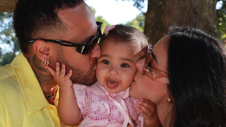 Neymar Jr. ao lado de Bruna Biancardi e da filha, Mavie