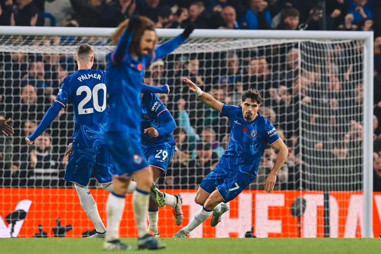 Pedro Neto comemorando o gol que deixou tudo igual no marcador &ndash;