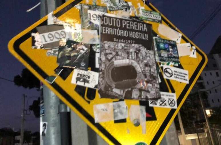Gabriel Sawaf/J10 - Legenda: Torcedores do Coritiba tentaram criar ambiente 'hostil' para os santistas no Couto Pereira