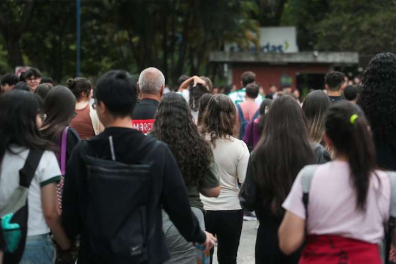 Estudantes chegam para fazer o Enem na Mooca, zona leste de S&atilde;o Paulo; segundo dia do exame teve quest&otilde;es de Matem&aacute;tica e Ci&ecirc;ncias da Natureza.