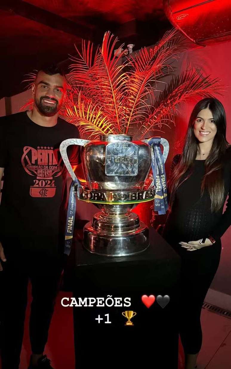 Zagueiro Fabrício Bruno fez um registro ao lado da taça da Copa do Brasil a fim de eternizar a conquista –