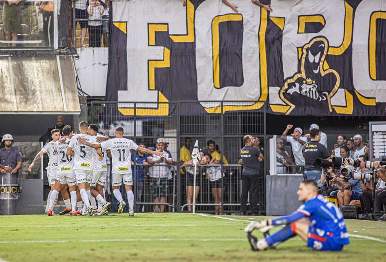 Jogadores do Santos comemoram gol contra o Vila Nova