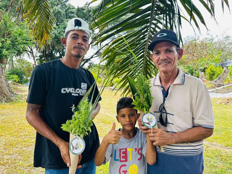 Alexandre Alves, 56 anos, na formatura do curso de agroecologia. "Planto, cultivo, colho e como", diz ele.
