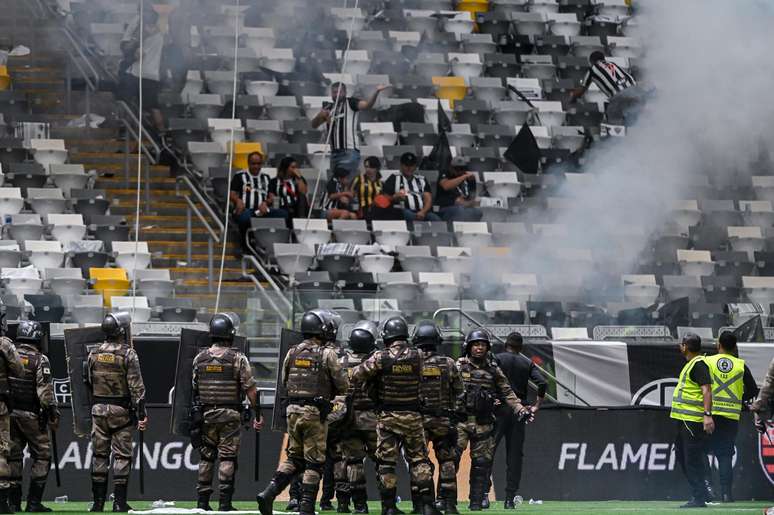 Policiais tentam conter confusão na torcida do Atlético-MG 