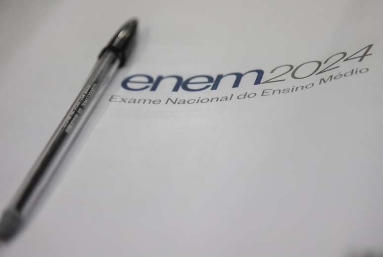 Candidatos na segunda fase do Exame Nacional do Ensino Médio (ENEM), em Campo Mourão, na Região Centro-Oeste do Paraná, neste domingo (10).