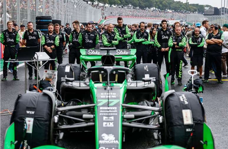 Mecânicos da Sauber se preparando para o GP de São Paulo deste ano. O que menos se espera são braços cruzados...