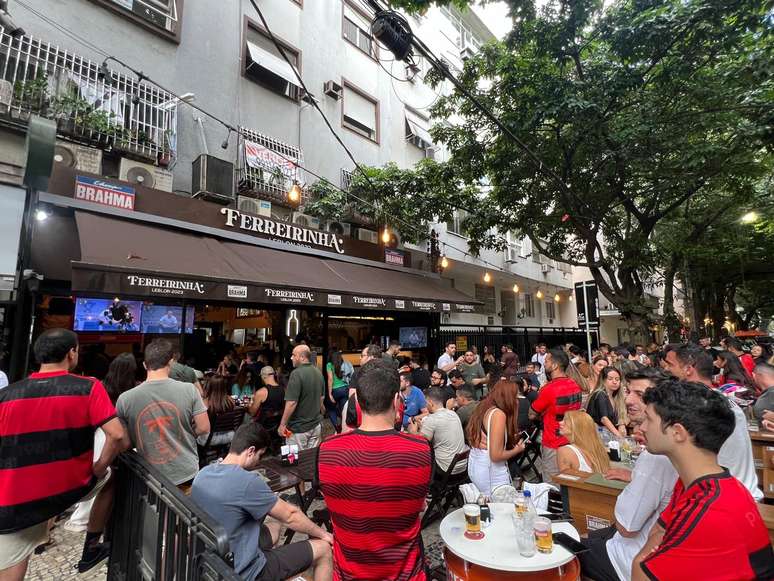 Flamenguistas se re&uacute;nem em bares do Rio de Janeiro para assistir &agrave; final da Copa do Brasil