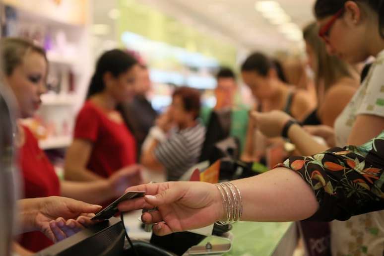 Funcionários atendem clientes em loja do Shopping Center Norte, em São Paulo