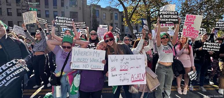 No sábado seguinte à eleição, Women's March reuniu centenas em Washington