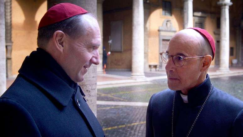 Em Conclave Ralph Fiennes é o cardeal encarregado da reunião que escolhe o novo papa