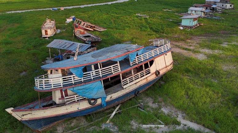 Enquanto o Brasil vive a pior seca em décadas, um barco fica no leito do Lago Aleixo, em Manaus (AM)