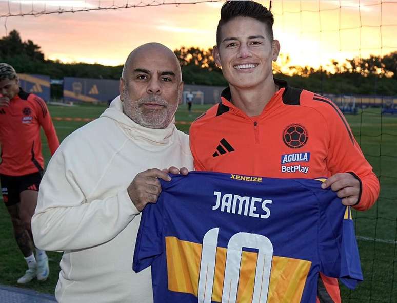 Serna presenteando James Rodríguez com camisa personalizada –