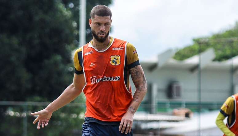 Zagueiro Keynan chega perto de marca importante no Brasiliense. 