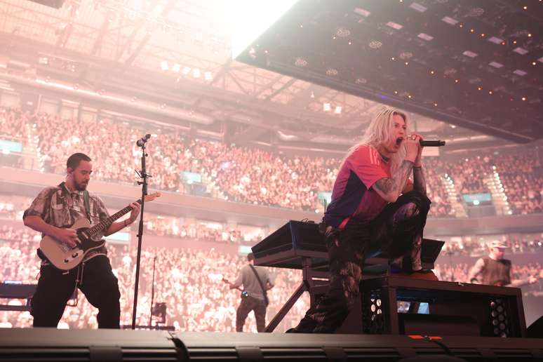 Mike Shinoda e Emily Armstrong em show do Linkin Park 