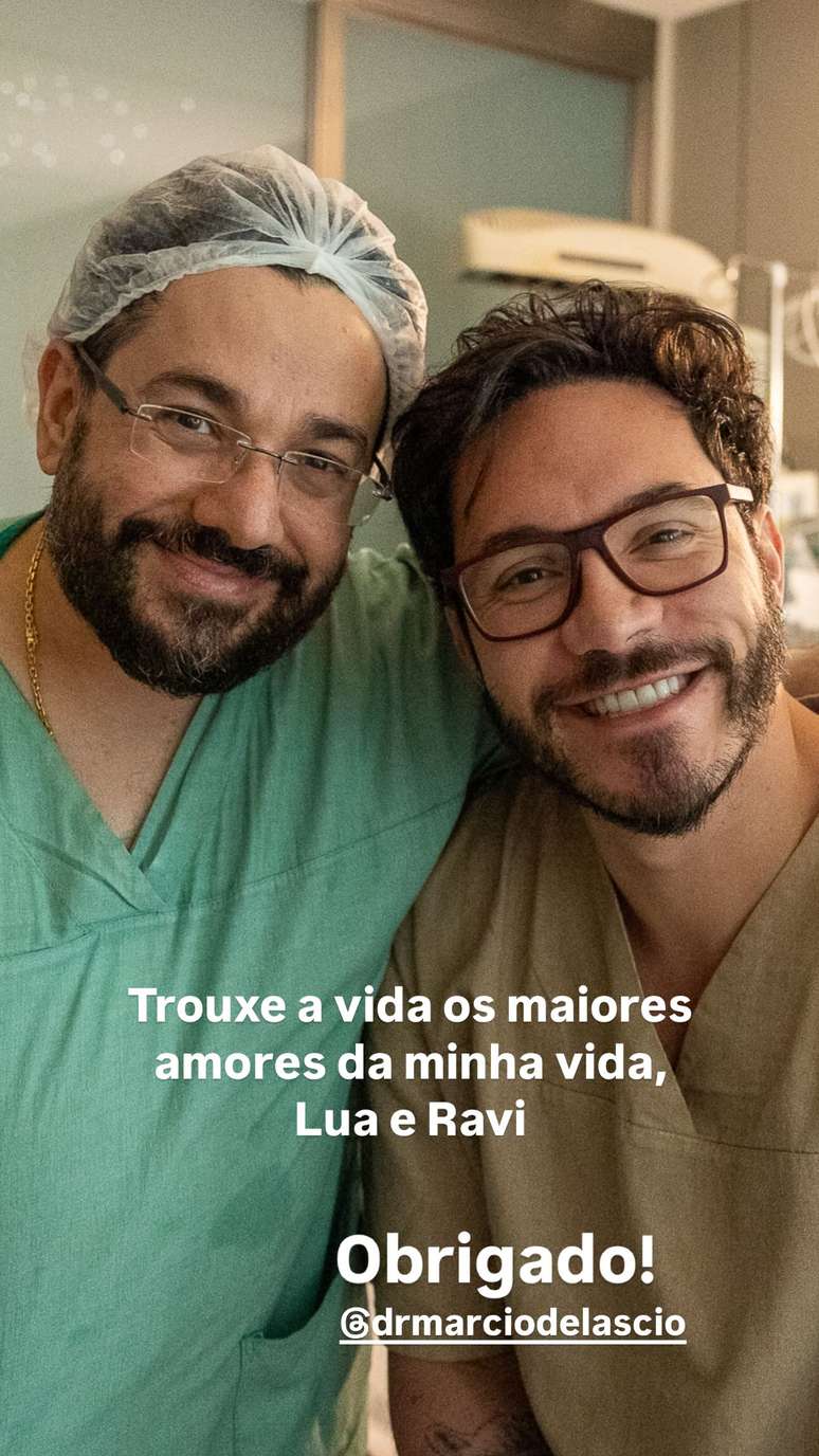 Eliezer com médico que realizou parto do seu filho, Ravi - Instagram