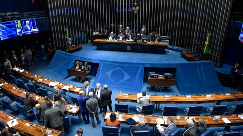 Parlamentares do Senado tentam aprovar mudanças na Lei da Ficha Limpa que poderiam, em tese, beneficiar o ex-presidente Jair Bolsonaro