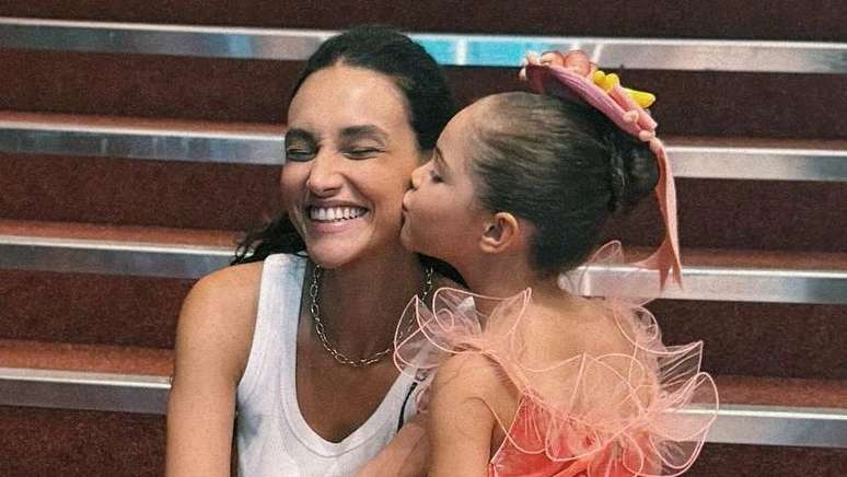 A atriz Débora Nascimento e sua filha, Bella