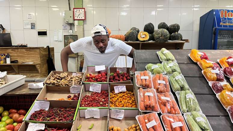 Rincón Sapiência no Mercado de São Miguel Paulista, zona leste de São Paulo. Comida certa é uma questão periférica.