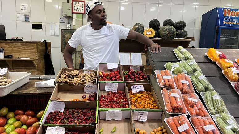 Para Rincón Sapiência, o problema maior não é o preço dos alimentos saudáveis, mas a propaganda que ensina comer errado.