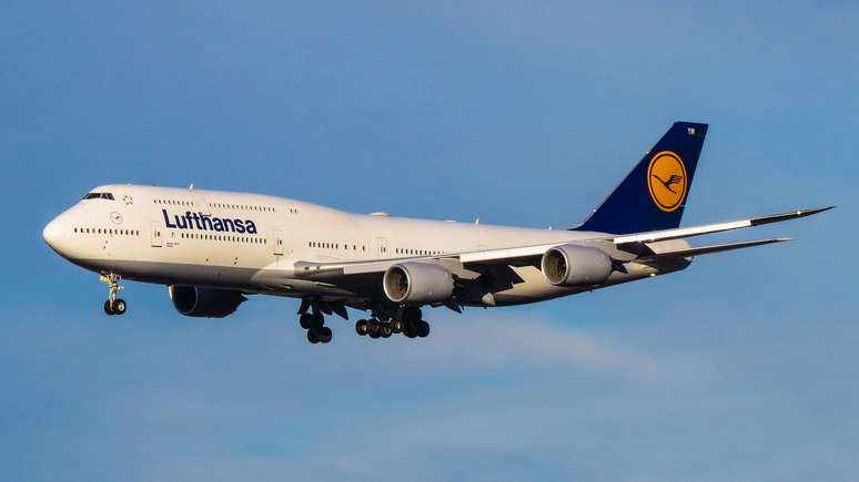 Modelo de avião da Lufthansa semelhante ao que foi atingido por turbulência, em voo entre a Argentina e Alemanha, nesta terça-feira, 12