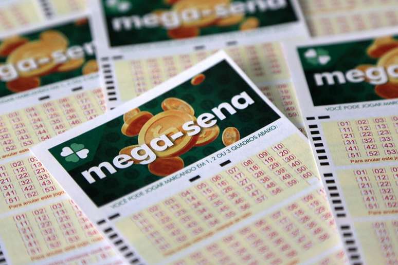 Ganhador da Mega-Sena que apostou R$ 5 retira prêmio de R$ 201 milhões