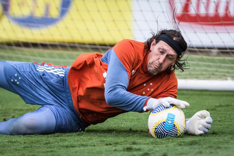 Goleiro Cássio treinando no Cruzeiro. 